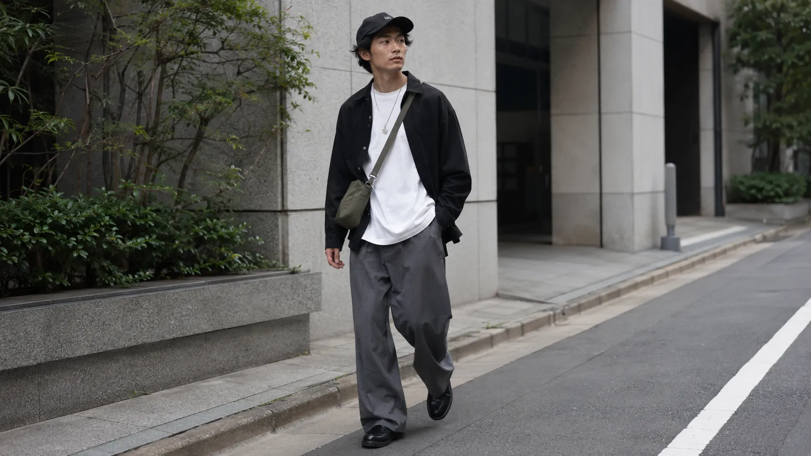 黒白グレーとオリーブでまとめたメンズのストリート系3色コーデ