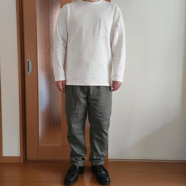 ツイルシェフパンツ（カーキ）×ドロップショルダー長袖Tシャツ（ホワイト）コーデ