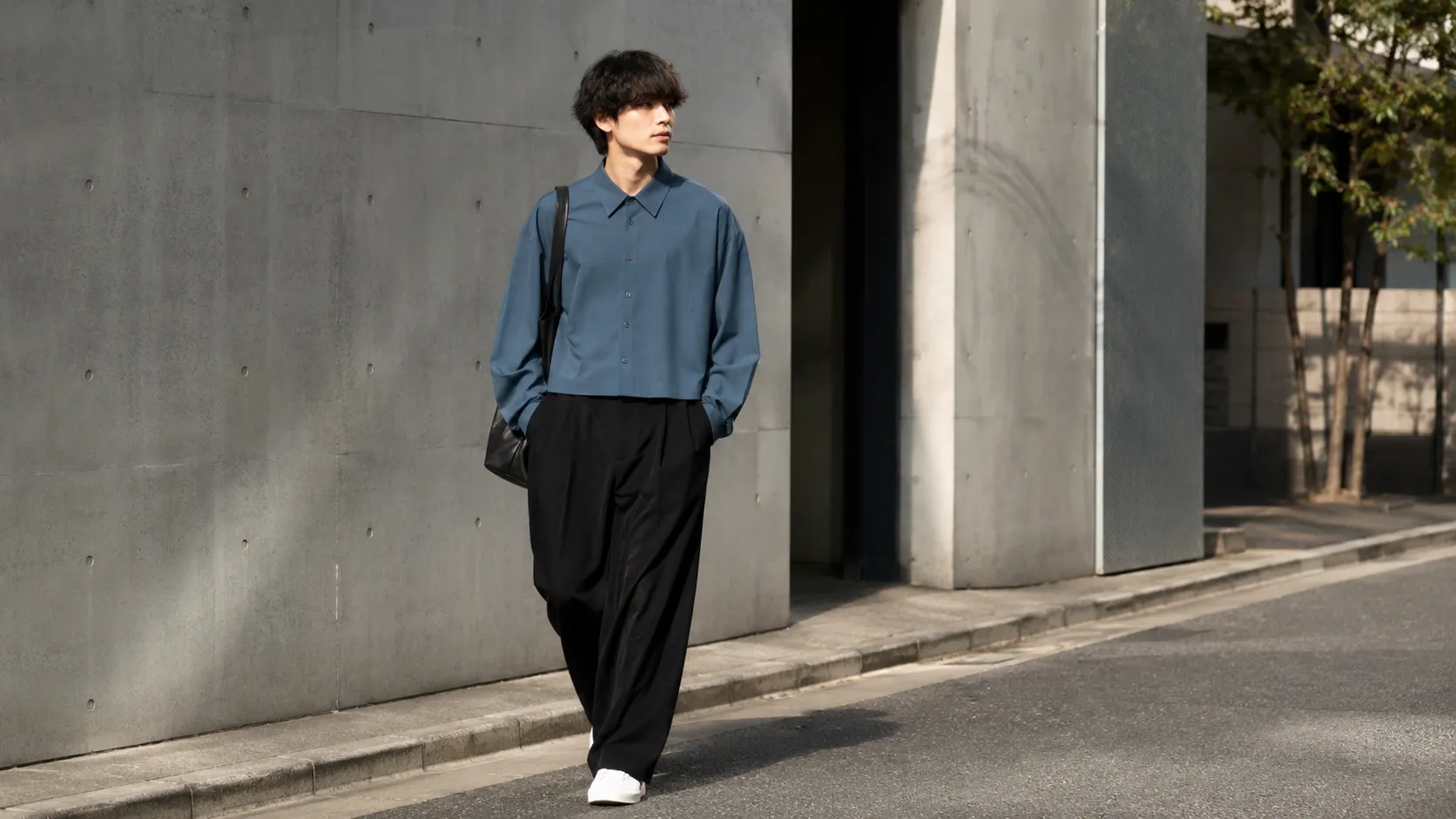 短丈のブルーシャツと黒のワイドパンツを着た20代前半の日本人男性コーデ

ファイル名