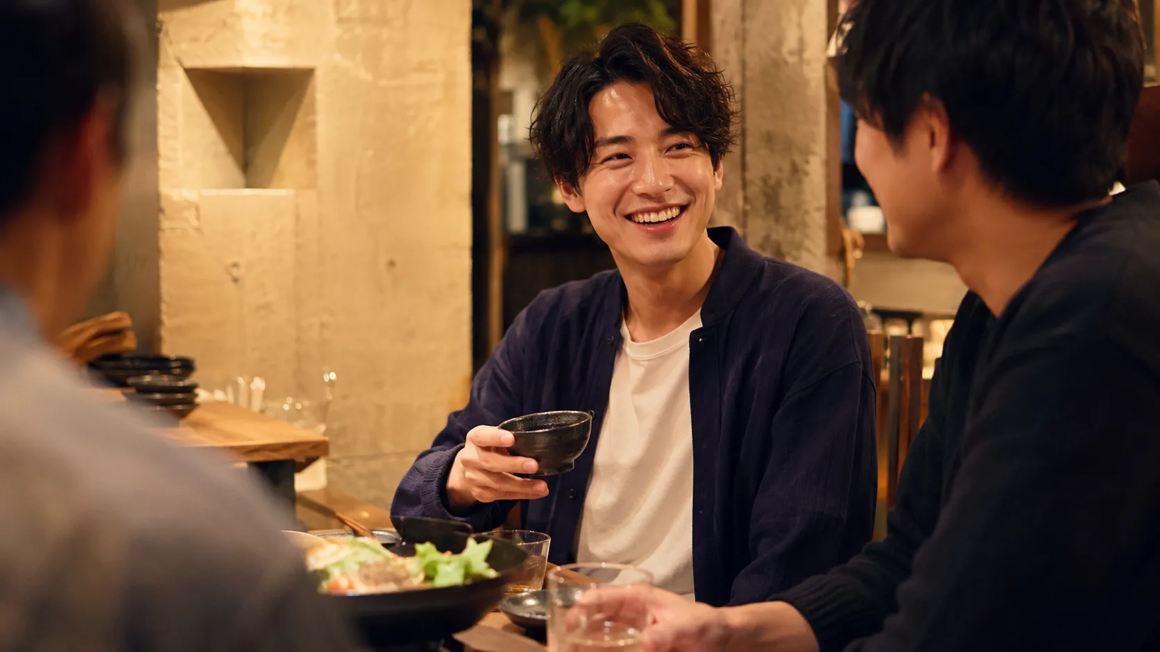 友人との食事でネイビーの羽織りを着た20代日本人男性のカジュアルコーデ