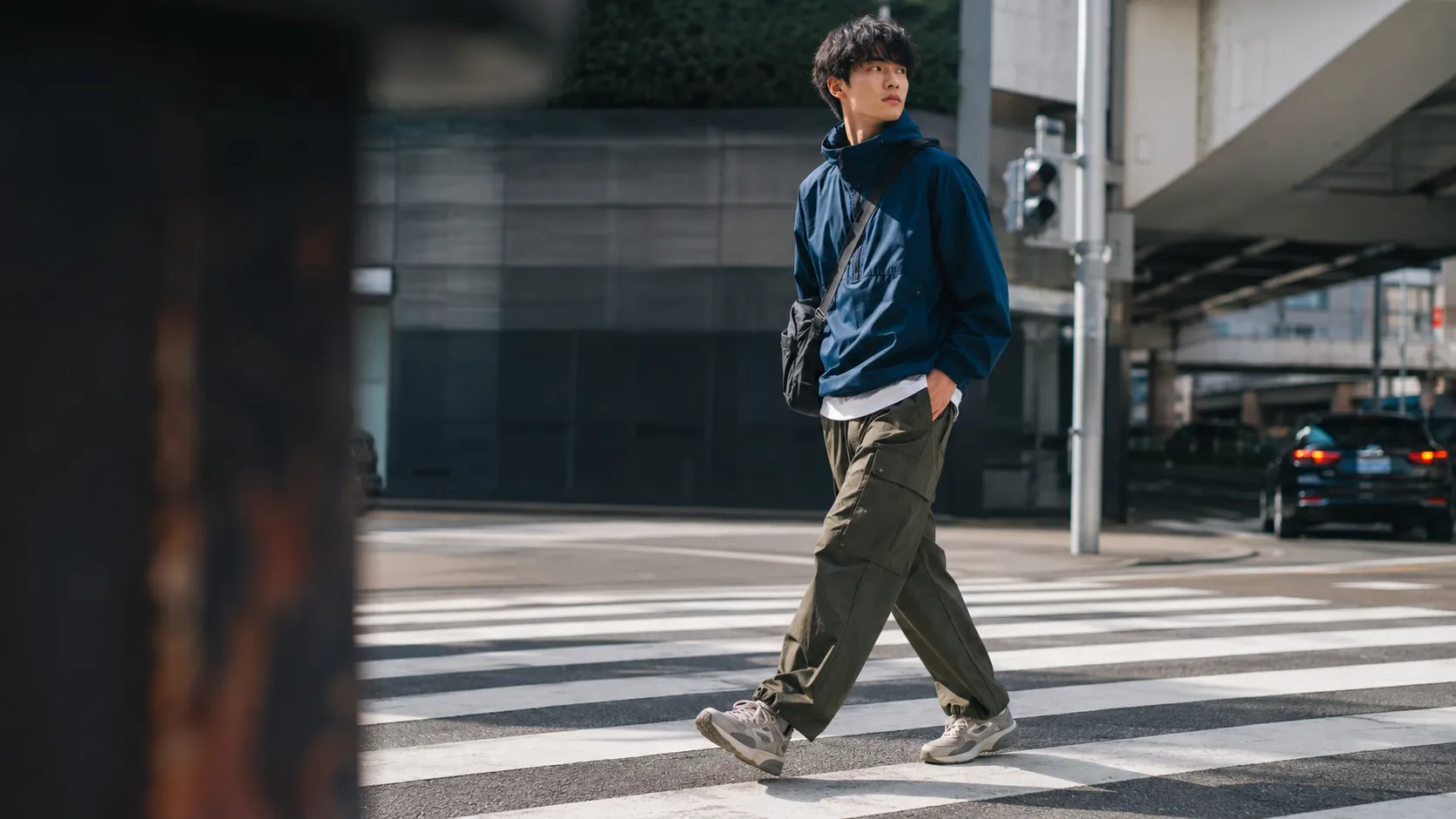 ナイロンジャケットとカーゴパンツを着た20代日本人男性のストリート・アウトドアMIXコーデ